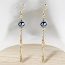 Boucles d'oreilles pendantes dorées et perle métallique Plaqué or