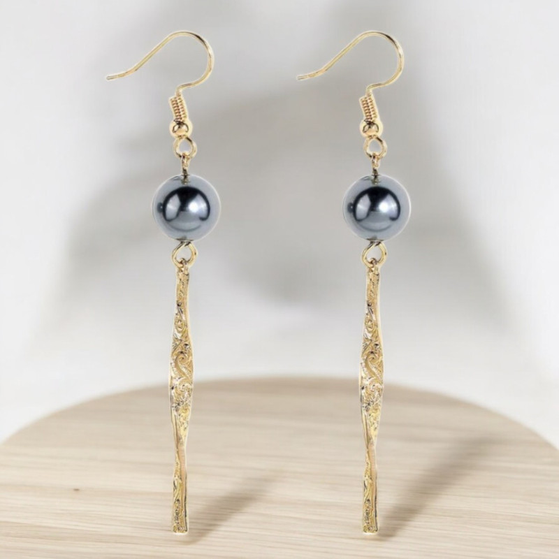 Boucles d'oreilles pendantes dorées et perle métallique Plaqué or