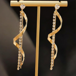 Boucles d'oreilles dorées pendantes torsades et strass