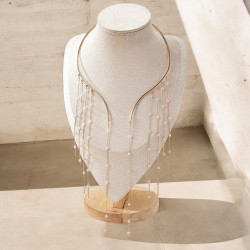 Collier doré ras de cou à franges et perles blanches