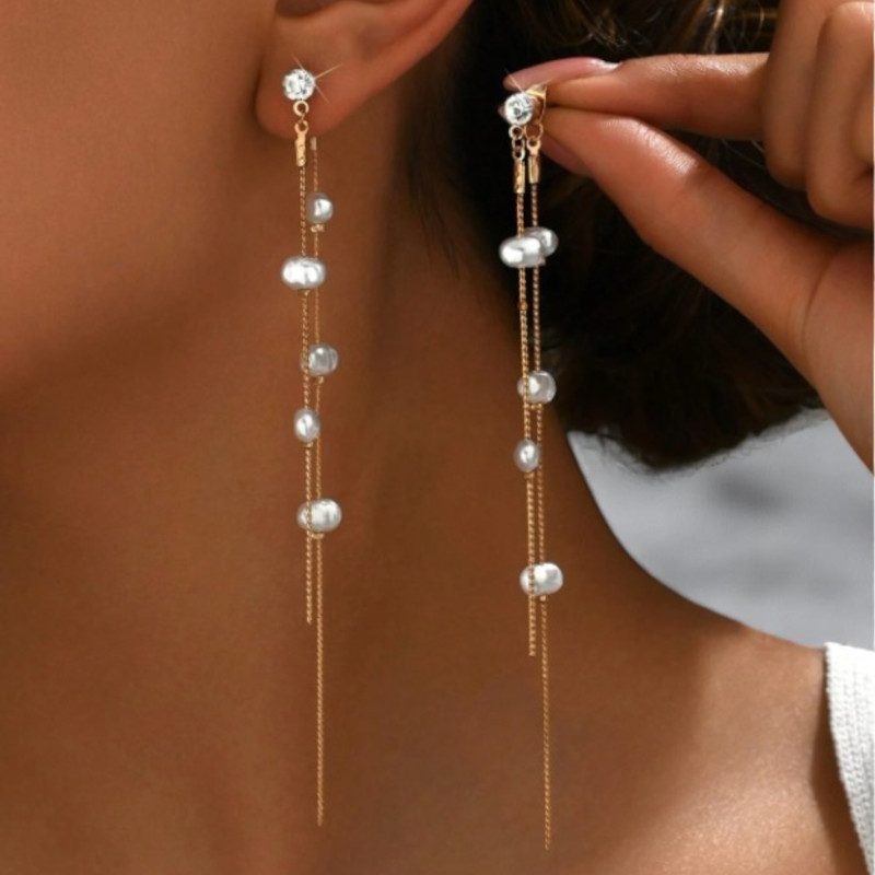 Boucles d'oreilles dorées pendantes strass et perles blanches