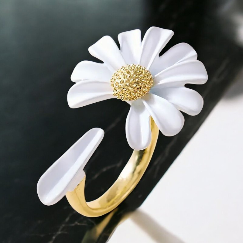 Bague ouverte dorée fleur blanche