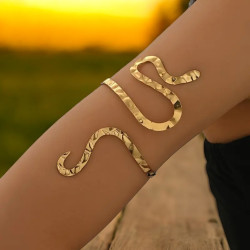 Bracelet de bras ajustable serpent en métal texturé doré