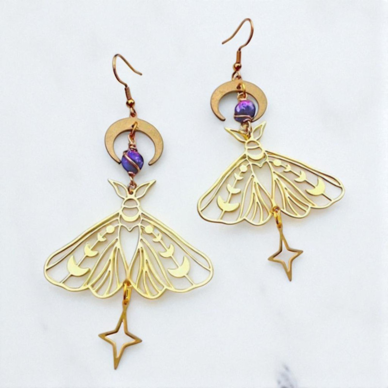 Boucles d'oreilles dorées papillon de nuit et perle