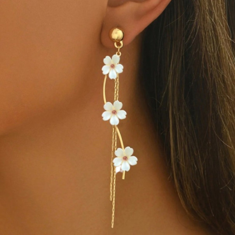 Boucles d'oreilles fleurs blanches torsadées Acier