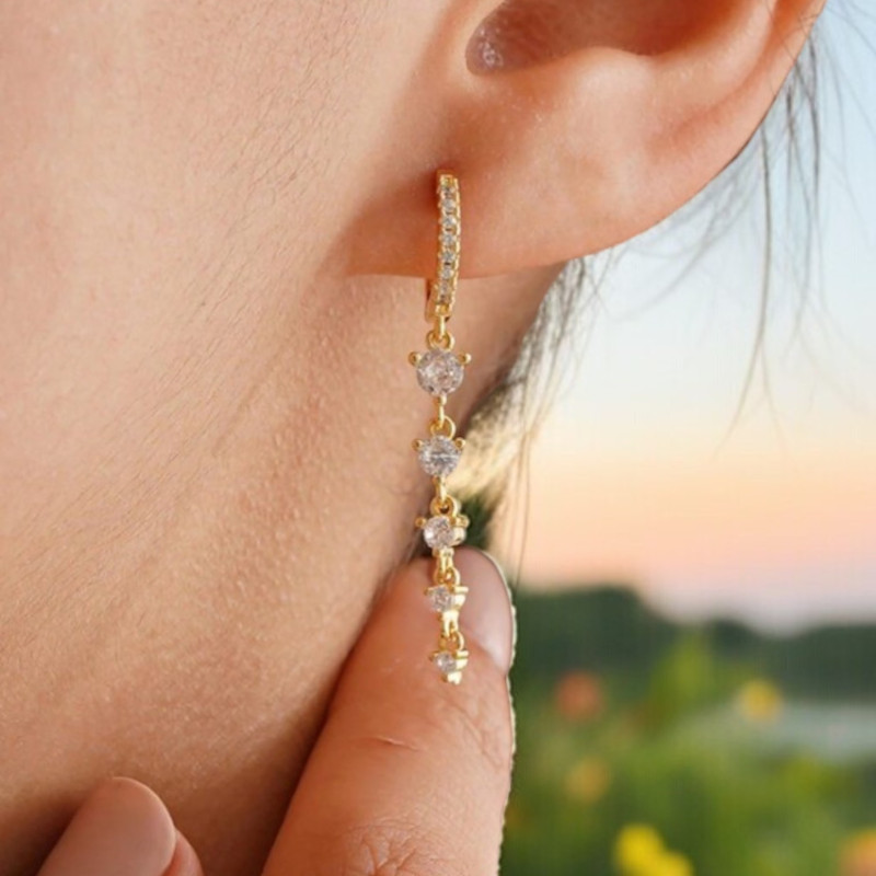 Boucles d'oreilles pendantes dorées avec strass Plaqué or