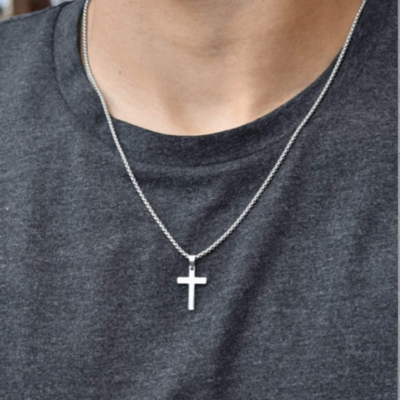 Chaîne mailles rondes argentées homme avec croix Acier