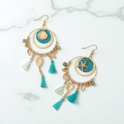 Boucles d'oreilles dorées coquillages et pompons bleus