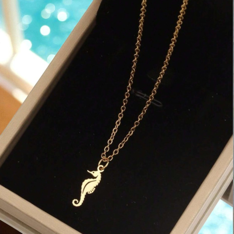 Collier doré hippocampe acier