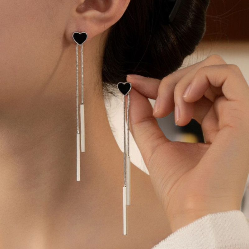 Boucles d'oreilles pendantes argentées coeur noir