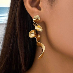 Boucles d'oreilles asymétriques dorées spirale torsadée