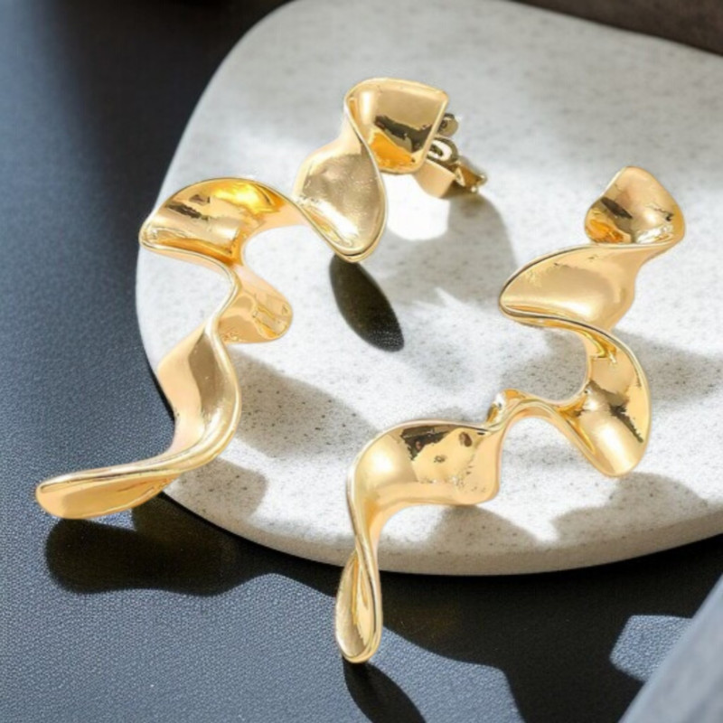 Boucles d'oreilles asymétriques dorées spirale torsadée