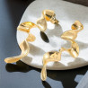 Boucles d'oreilles asymétriques dorées spirale torsadée