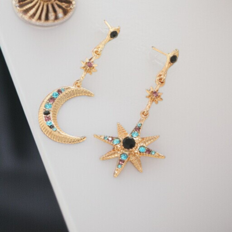 Boucles d'oreilles asymétriques dorées étoile strass multicolore
