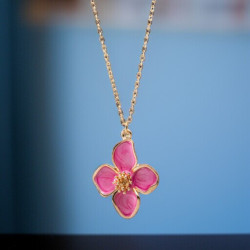Collier doré fleur 4 pétales roses