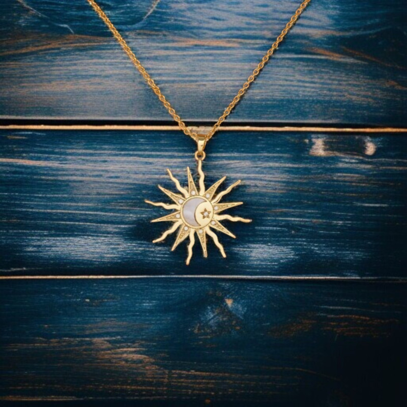 Collier doré soleil et lune croissante orné de strass