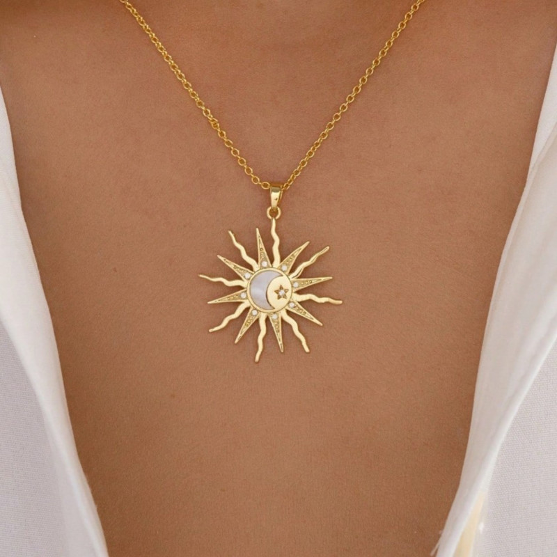 Collier doré soleil et lune croissante orné de strass