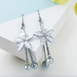 Boucles d'oreilles argentées fleurs et perles blanches