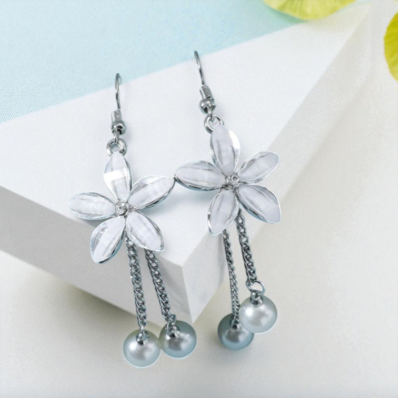 Boucles d'oreilles argentées fleurs et perles blanches