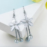 Boucles d'oreilles argentées fleurs et perles blanches