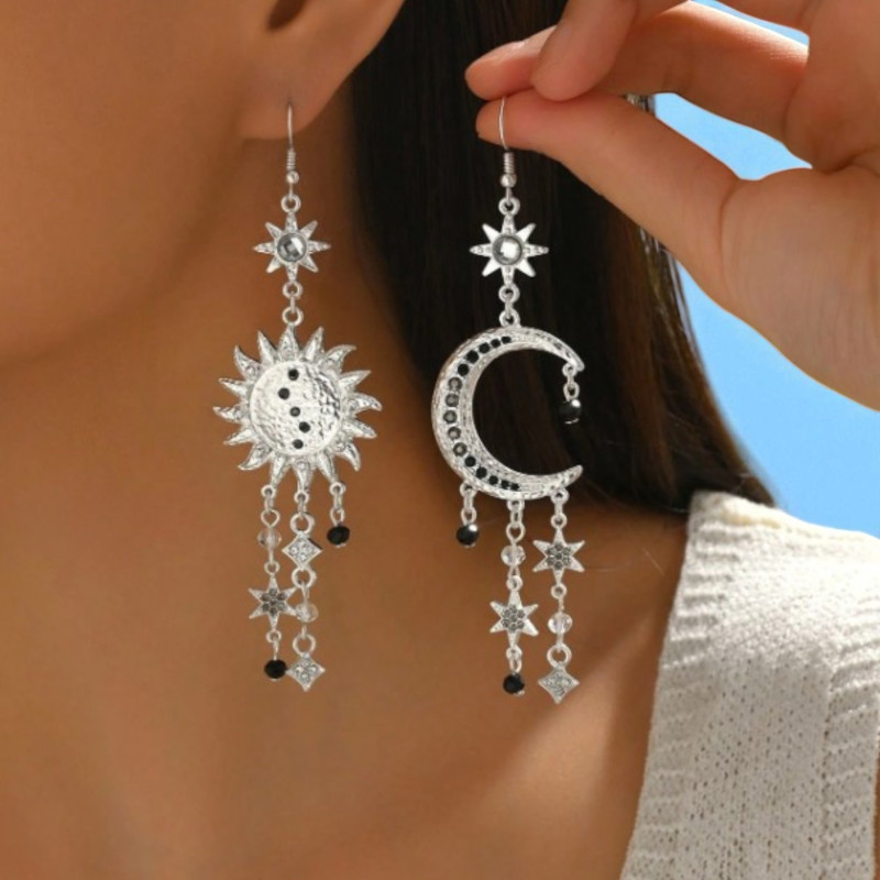 Boucles d'oreilles asymétriques argentées soleil et lune avec perles