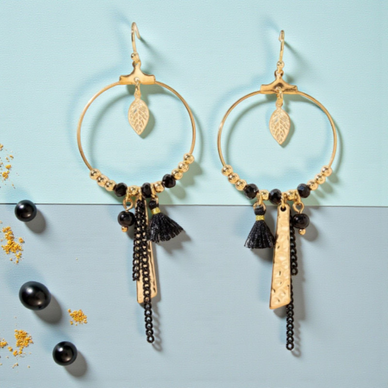 Boucles d'oreilles dorée rondes noires avec feuille
