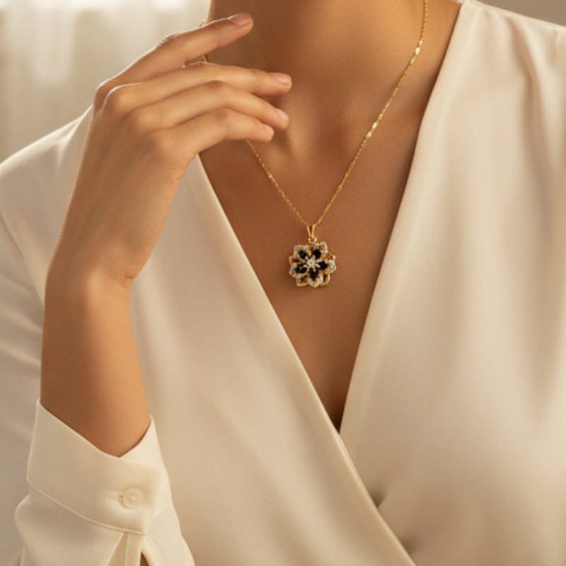 Collier dorée fleur noire rotative Acier