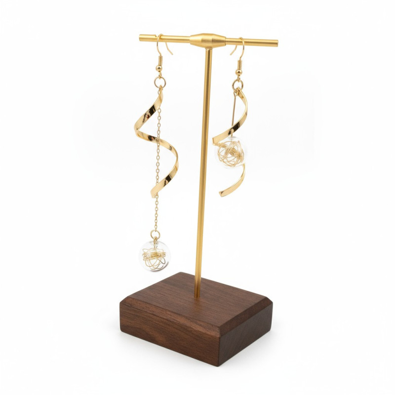 Boucles d'oreilles asymétriques dorées avec torsades et sphère avec fi
