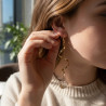 Boucles d'oreilles asymétriques dorées avec torsades et sphère avec fi