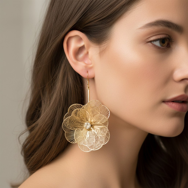 Boucles d'oreilles fleurs filigranées dorées avec strass