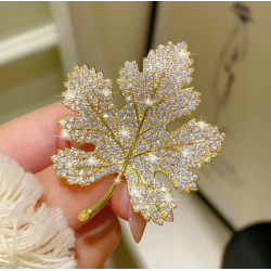 Broche dorée feuille d'érable avec strass