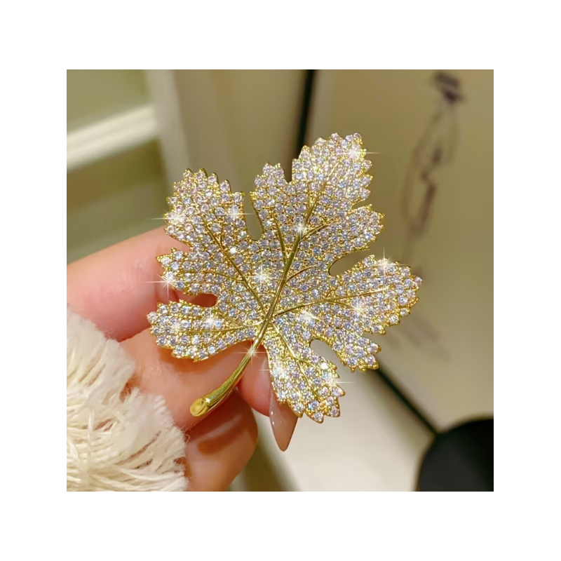 Broche dorée feuille d'érable avec strass
