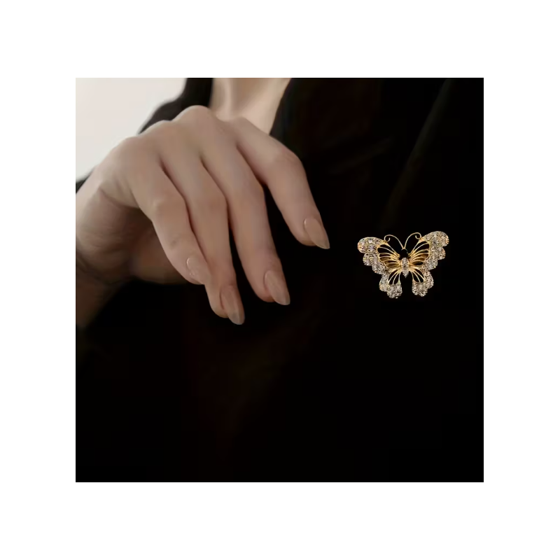 Broche dorée papillon ajouré avec strass