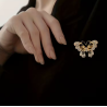 Broche dorée papillon ajouré avec strass