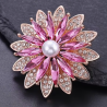 Broche dorée fleur strass rose et perle blanche