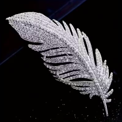 Broche plume argentée