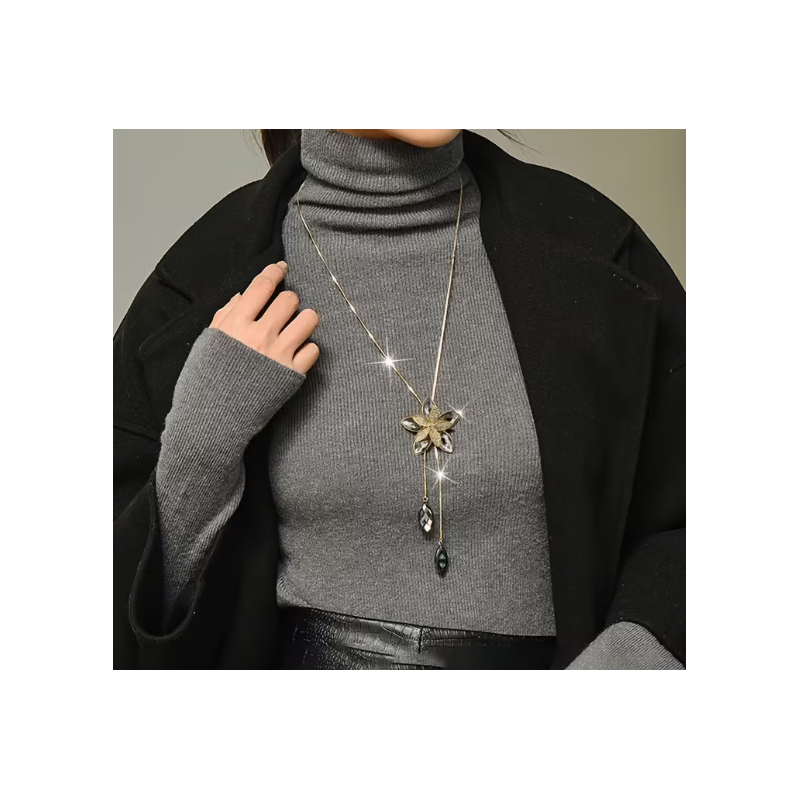 Collier doré sautoir fleur grise