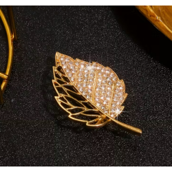 Broche dorée feuille asymétrique ajourée