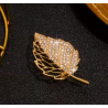 Broche dorée feuille asymétrique ajourée