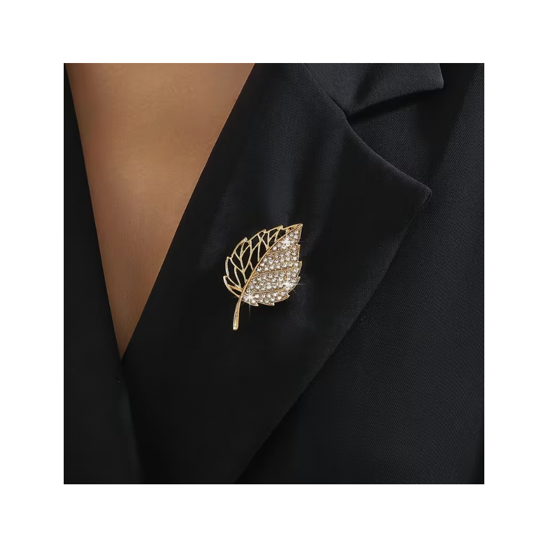 Broche dorée feuille asymétrique ajourée