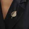 Broche dorée feuille asymétrique ajourée