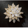 Broche dorée fleur zircon blanc