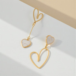 Boucles d'oreilles dorées asymétriques coeurs blancs
