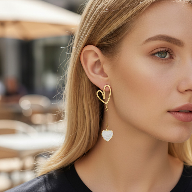 Boucles d'oreilles dorées asymétriques coeurs blancs