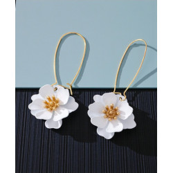 Boucles d'oreilles dorées pendantes fleurs blanches