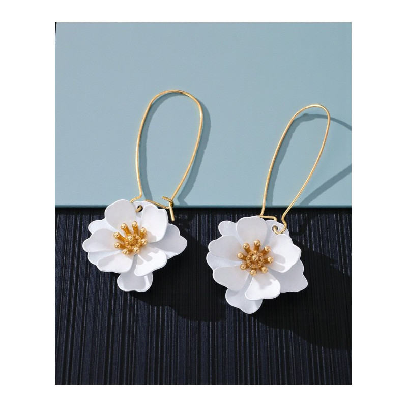 Boucles d'oreilles dorées pendantes fleurs blanches