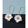 Boucles d'oreilles dorées pendantes fleurs blanches