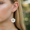 Boucles d'oreilles dorées pendantes fleurs blanches