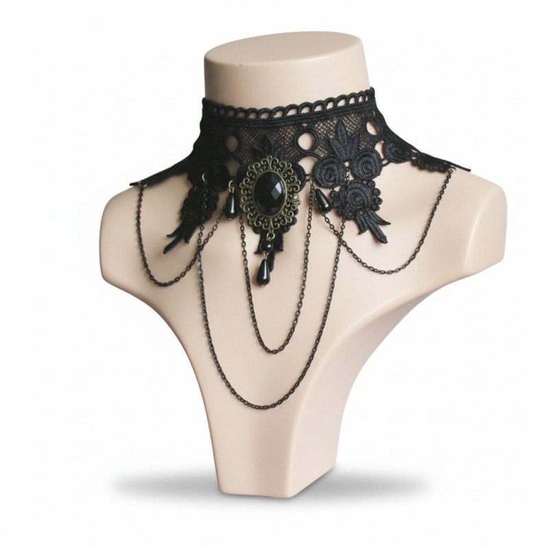 Collier ras de cou dentelle noire avec médaillon et chaînettes