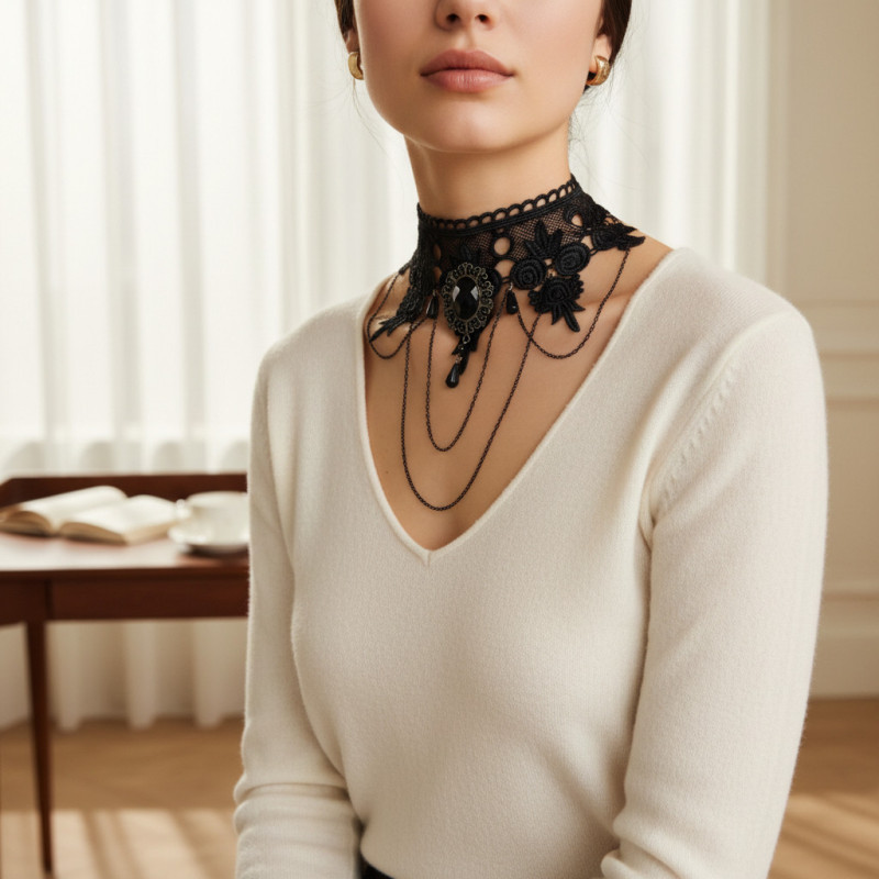 Collier ras de cou dentelle noire avec médaillon et chaînettes